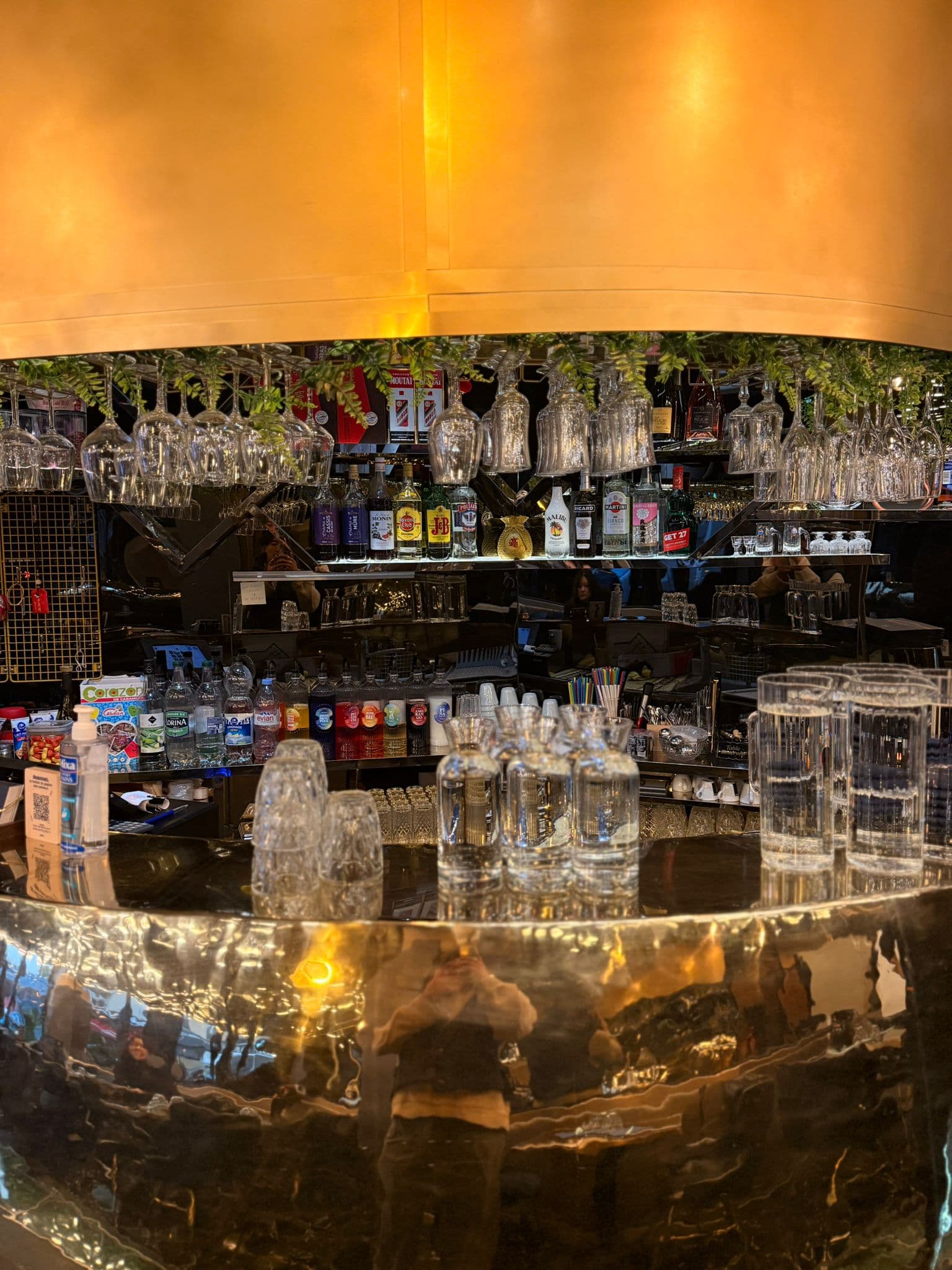 Détail sculpté du comptoir doré du bar