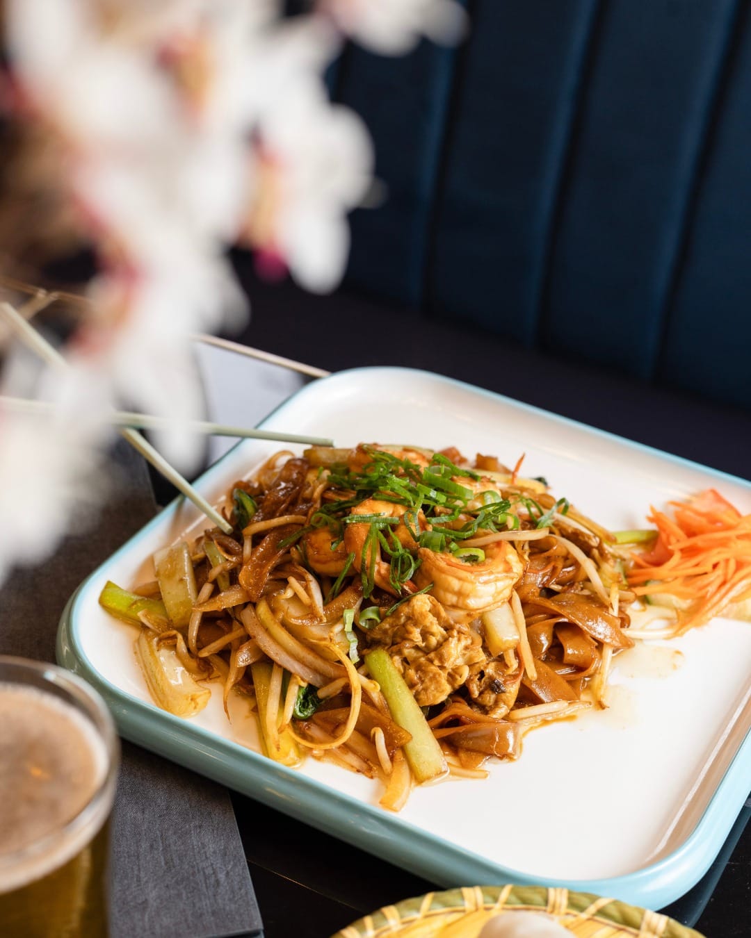 Phở spéciale dressée sur fond de marbre noir veiné